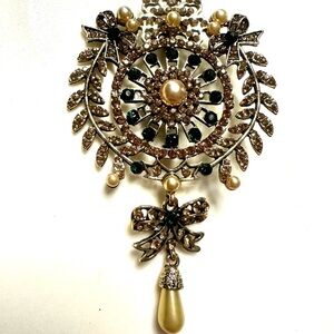 Vintage Elegant Gold and Green Pendant